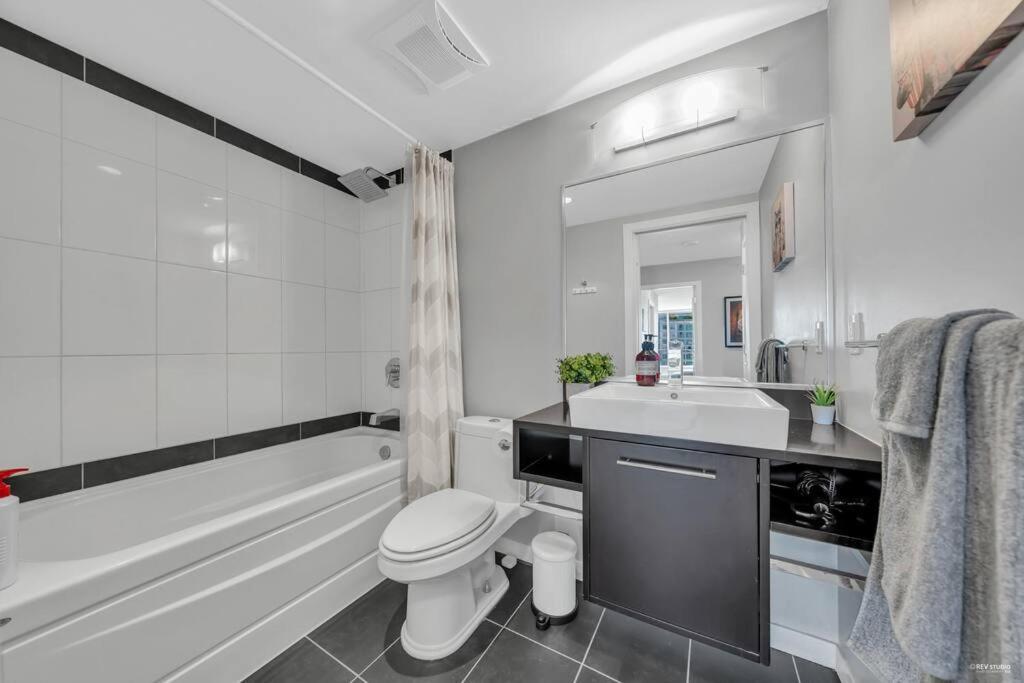 Spacious Dt 2-Bdr High-Rise With View, Pool, Gym Ванкувер Екстер'єр фото