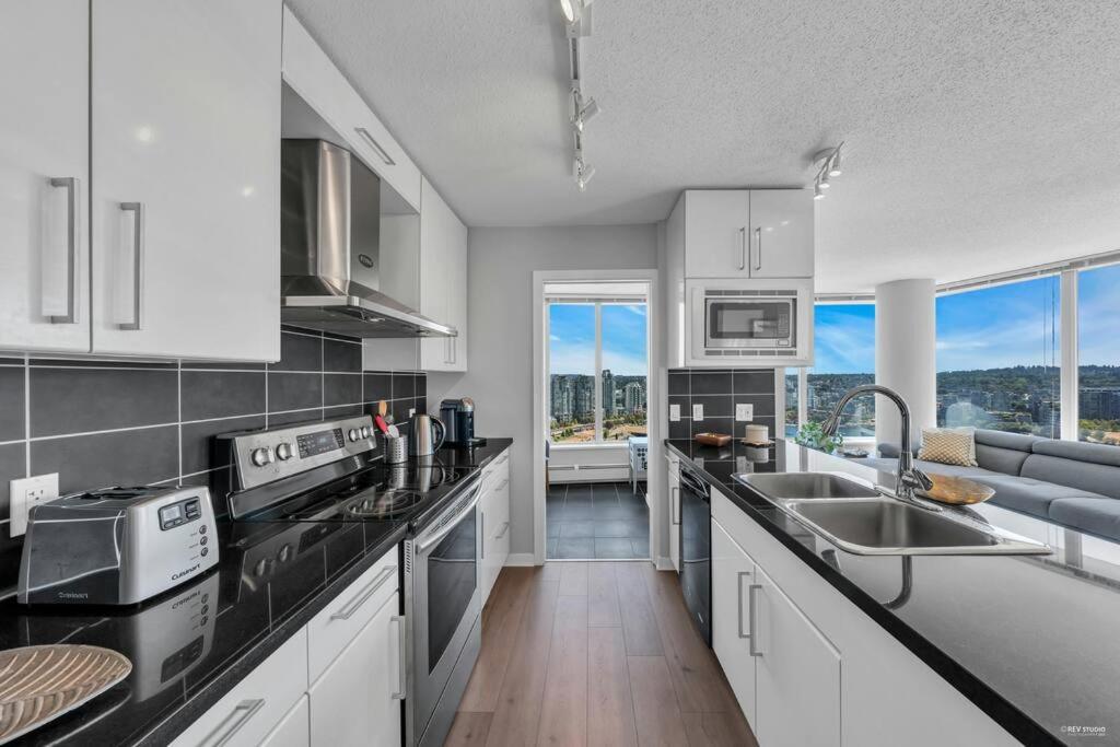 Spacious Dt 2-Bdr High-Rise With View, Pool, Gym Ванкувер Екстер'єр фото